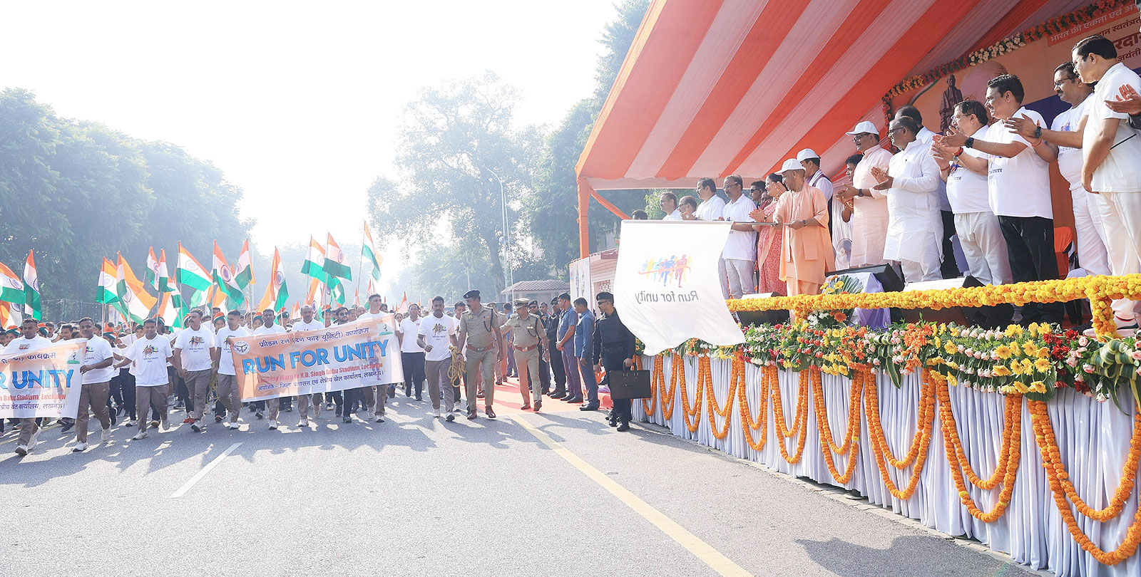 मुख्यमंत्री योगी आदित्यनाथ ने लखनऊ में रन फॉर यूनिटी को हरी झंडी दिखाकर रवाना किया