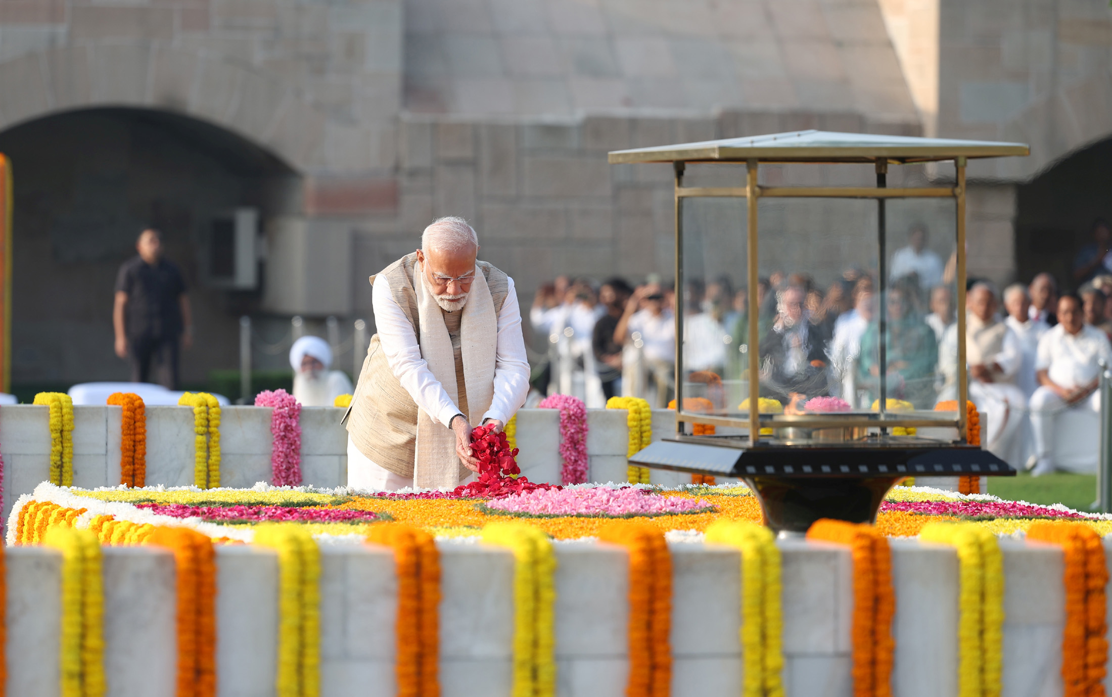 प्रधानमंत्री ने महात्‍मा गांधी और पूर्व प्रधानमंत्री लाल बहादुर शास्‍त्री को उनकी जयंती पर श्रद्धांजलि अर्पित की