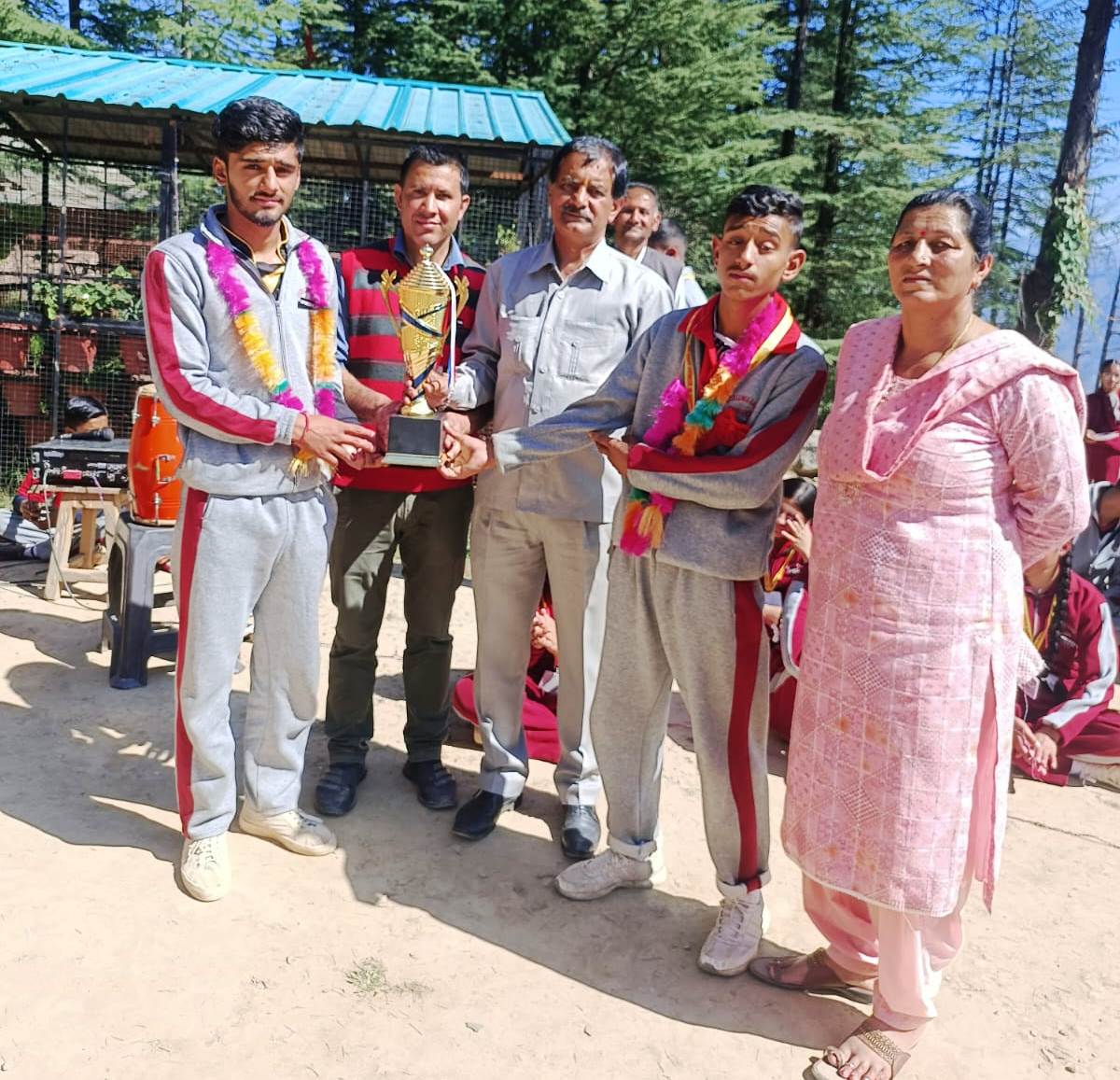 हैंडबॉल प्रतियोगिता मे राजकीय उत्कृष्ट वरिष्ठ माध्यमिक पाठशाला चियोग ने प्रथम स्थान प्राप्त करके ट्रॉफी पर कब्जा जमाया