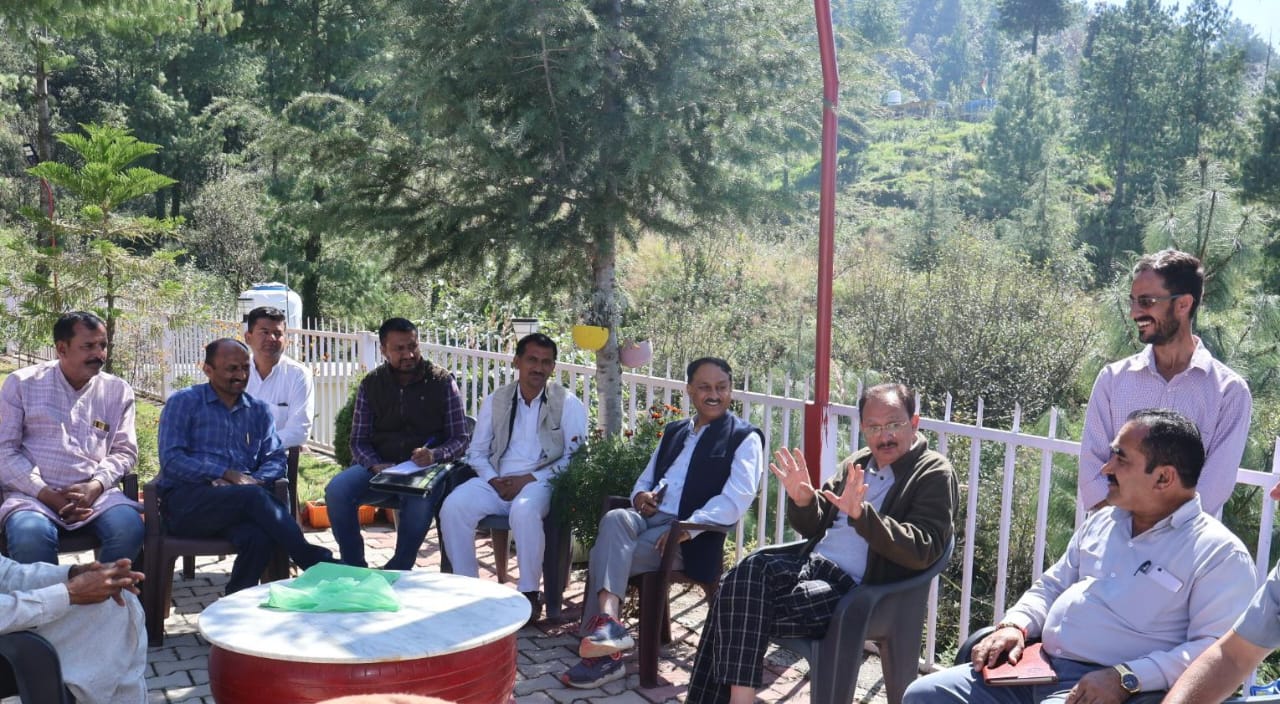उद्योग, संसदीय मामले एवं श्रम रोजगार मंत्री हर्षवर्धन चौहान ने अपने सिरमौर प्रवास कार्यक्रम के दौरान शिलाई में क्षेत्र के लोगों की समस्याएं सुनी