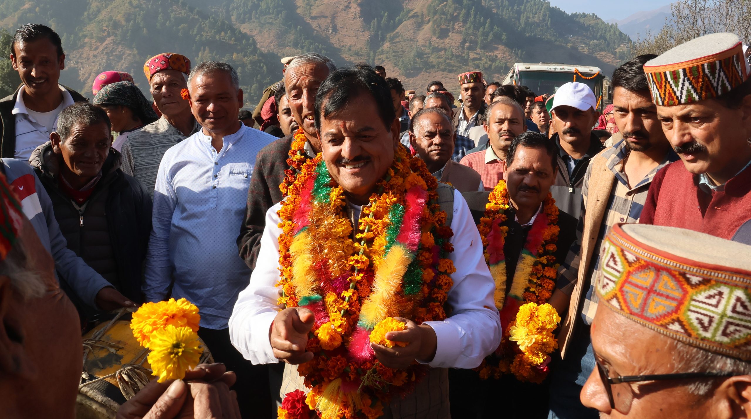 मुख्य संसदीय सचिव सुन्दर सिंह ठाकुर ने रविवार को लग घाटी के भलीयानी गांव के लिए बस सेवा का शुभारंभ किया