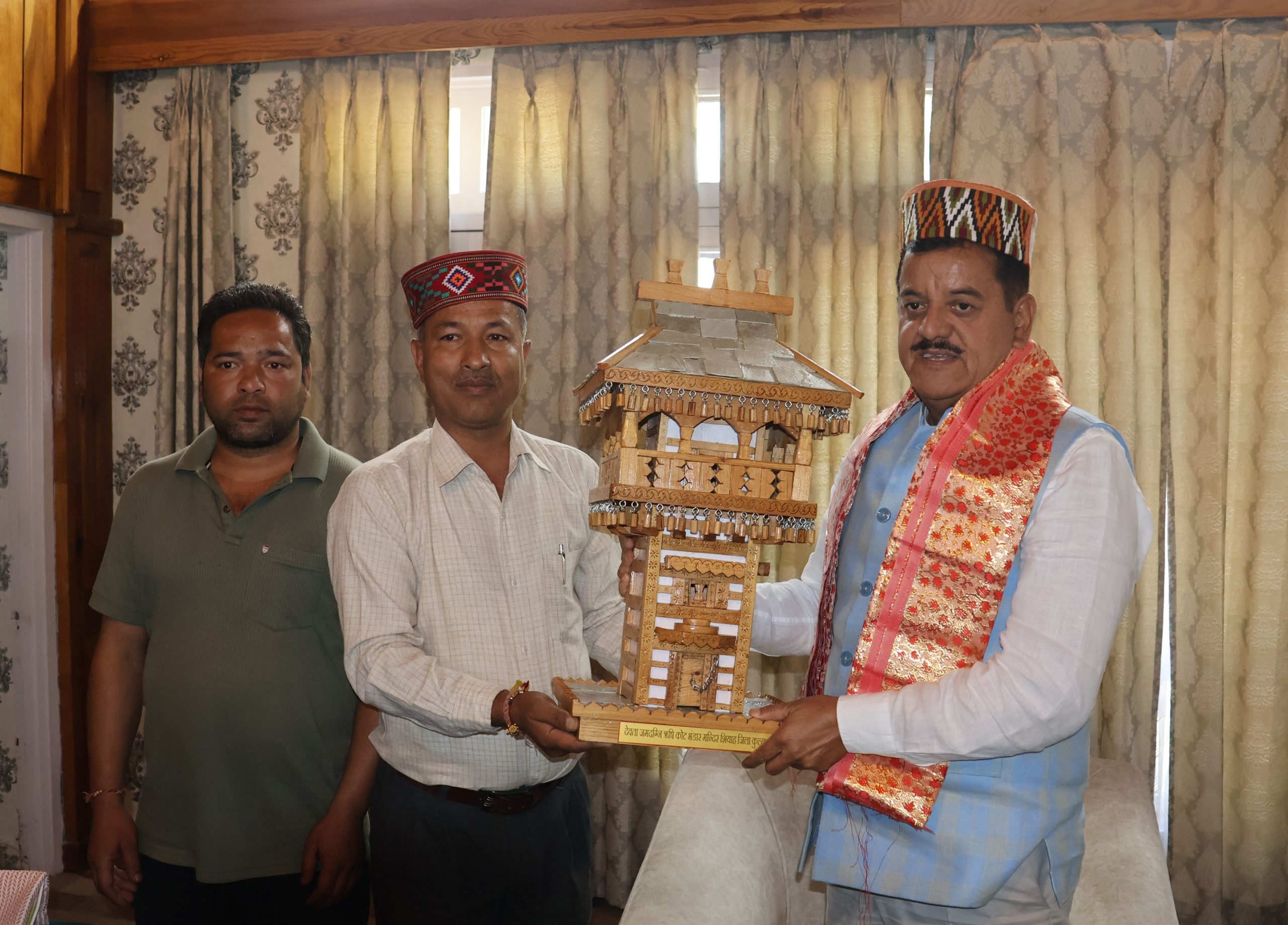 देवता जमदग्नि ऋषि कोट भंडार मंदिर की मंदिर कमेटी ने सीपीसी को किया सम्मानित