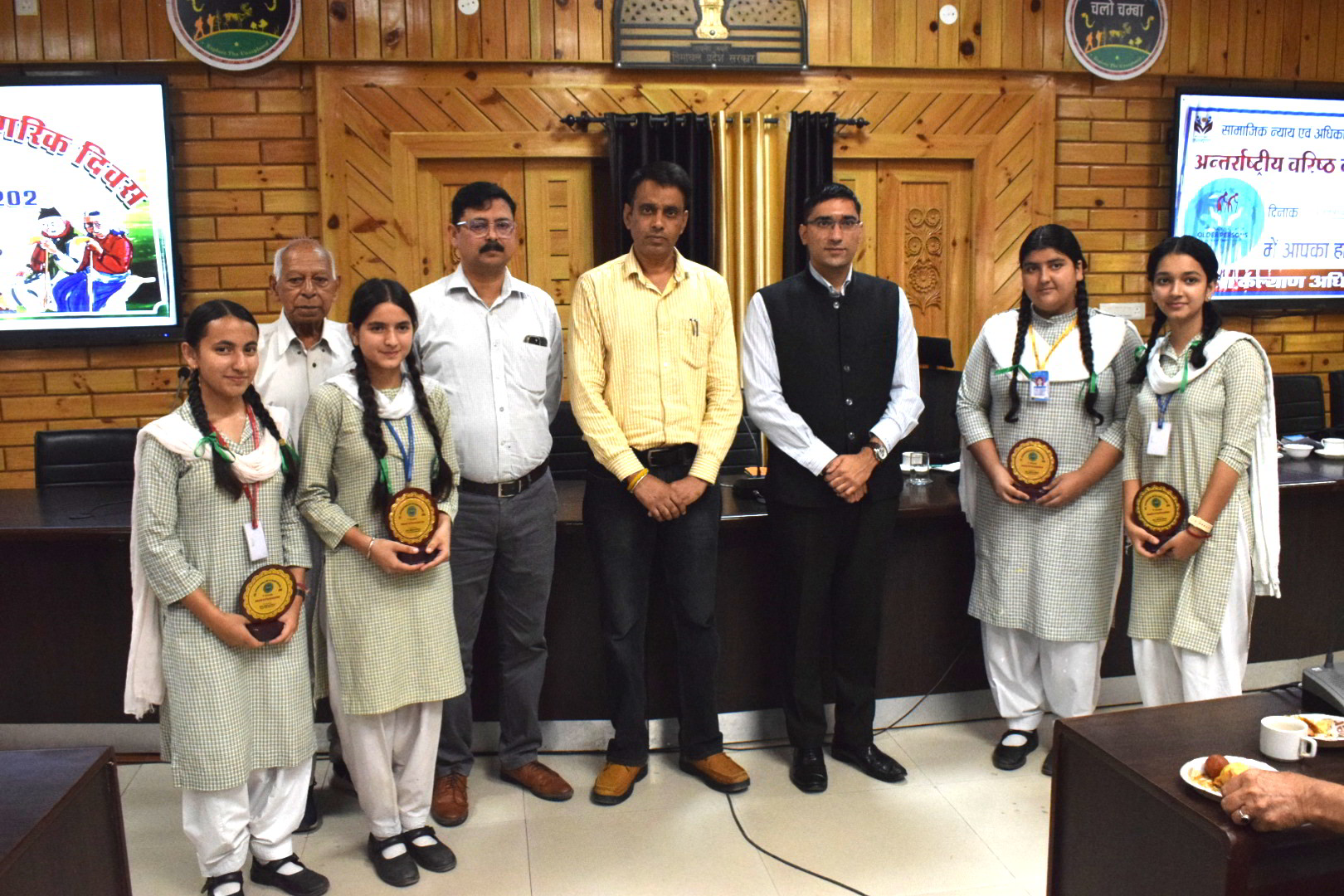 युवा पीढ़ी  को वरिष्ठ नागरिकों के साथ लगातार संवाद स्थापित  रखना चाहिएः उपायुक्त मुकेश रेपसवाल