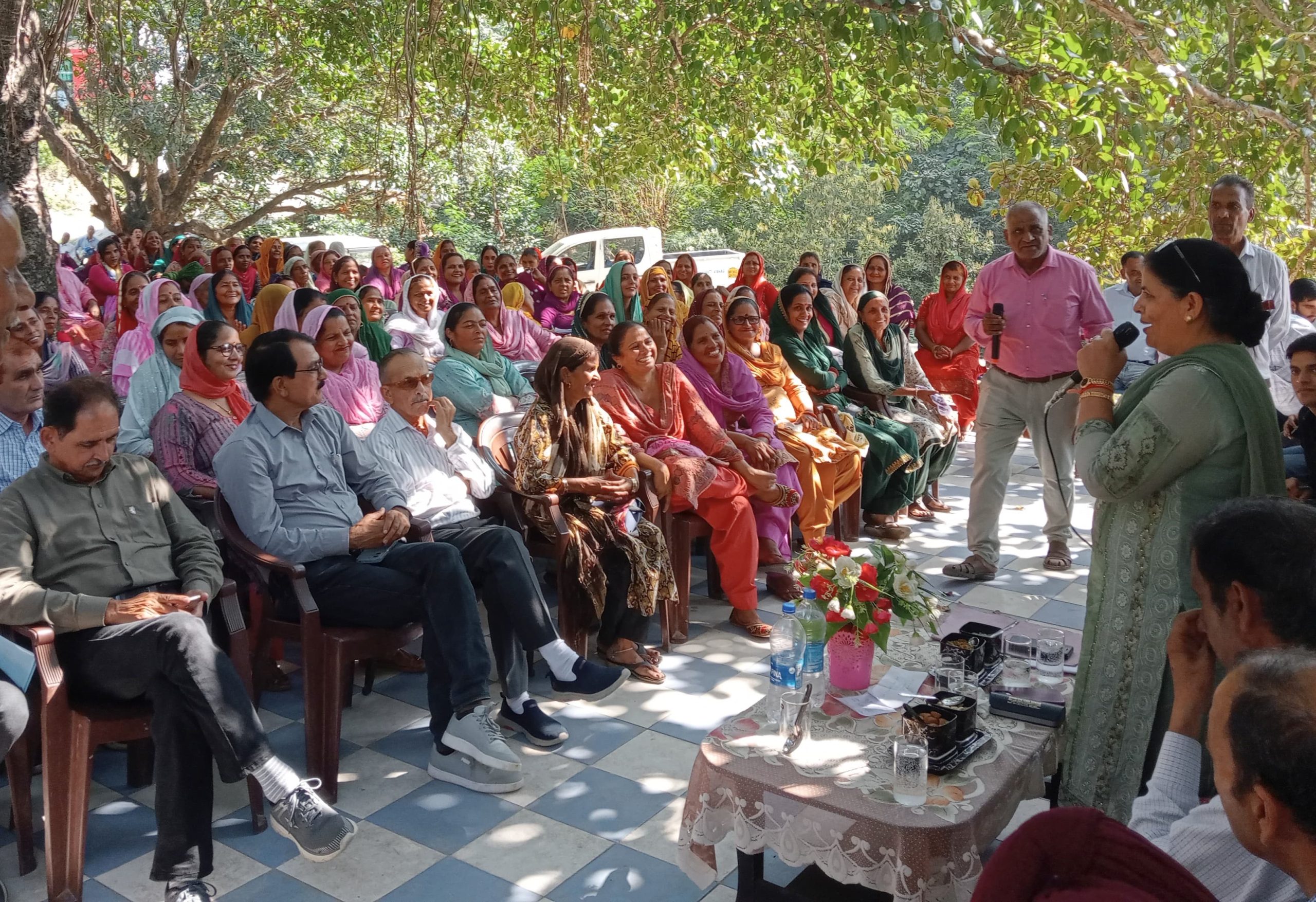 देहरा विधानसभा क्षेत्र की ग्राम पंचायत गठुतर में स्थानीय जनता को क्षेत्र की विधायक कमलेश ठाकुर ने संबोधित किया
