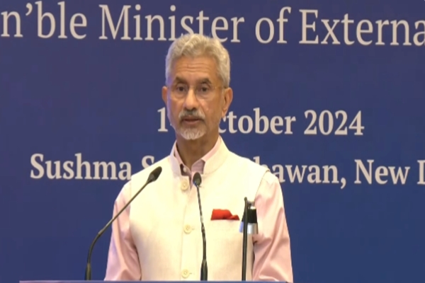 EAM launches web portal & Mobile App  for the benefit of Indian migrants