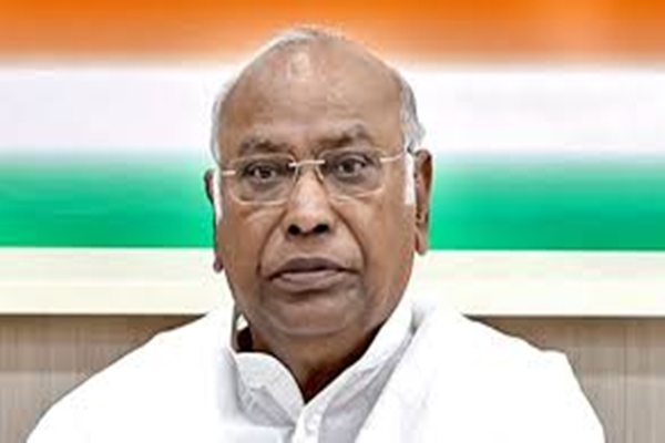 कांग्रेस अध्यक्ष मल्लिकार्जुन खरगे और कांग्रेस नेता राहुल गांधी ने की गृह मंत्री अमित शाह से बातचीत, आतंकवाद से लड़ाई में सरकार को दिया पूरा समर्थन