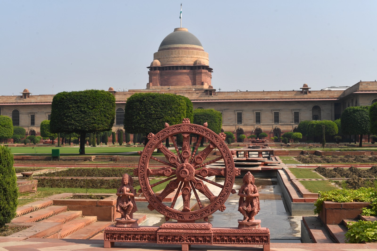 नई दिल्ली के राष्ट्रपति भवन में सांस्कृतिक केंद्र और अमृत उद्यान में बलुआ पत्थर से बने कोणार्क पहियों की चार प्रतिकृतियां स्थापित की गईं