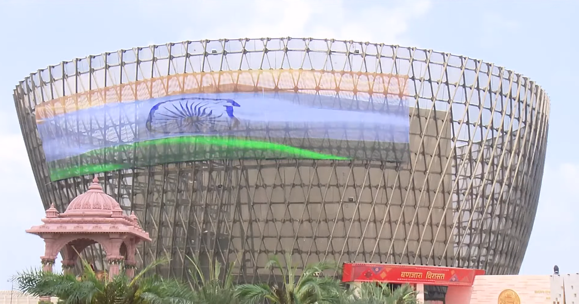प्रधानमंत्री नरेंद्र मोदी ने महाराष्ट्र के वाशिम में पोहरदेवी में बंजारा विरासत संग्रहालय का किया उद्घाटन