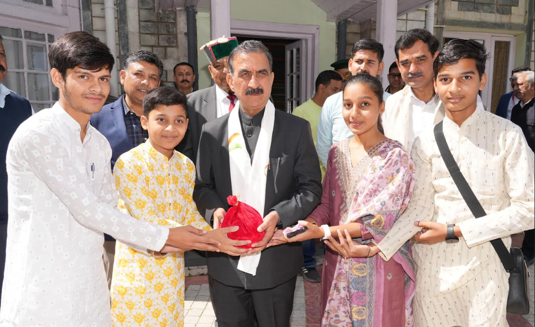 गुल्लक टीम के सदस्यों ने मुख्यमंत्री ठाकुर सुखविंद्र सिंह सुक्खू से भेंट की