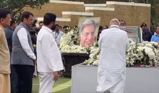 उद्योगपति रतन टाटा के अंतिम-दर्शन के लिए मुम्‍बई के राष्‍ट्रीय प्रदर्शन कला केन्‍द्र में लोगों का ताँता