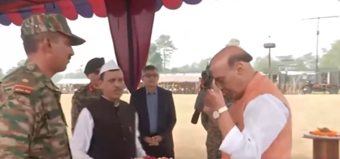 रक्षा मंत्री राजनाथ सिंह ने विजयदशमी पर दार्जिलिंग के सुकना छावनी में शस्त्र पूजा कर सेना के जवानों के साथ मनाया त्यौहार