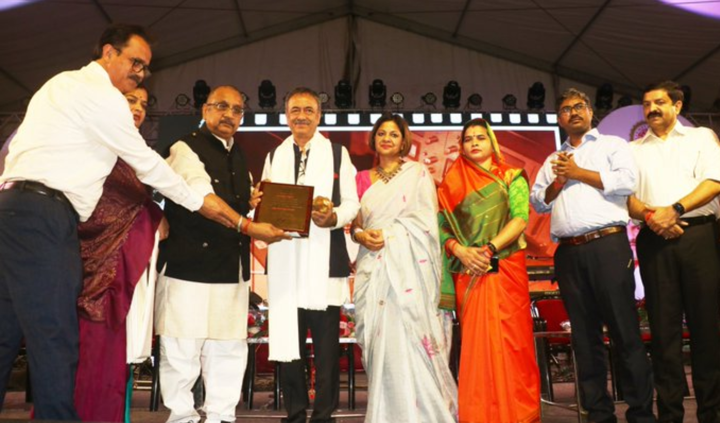 किशोर कुमार की 37वीं पुण्य तिथि पर राजकुमार हिरानी को खंडवा में राष्ट्रीय किशोर कुमार पुरस्कार से सम्मानित किया गया