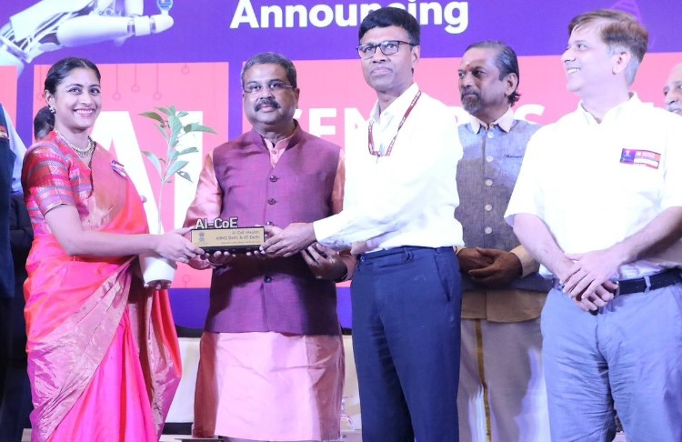 शिक्षा-मंत्री धर्मेंद्र प्रधान ने नई दिल्ली में 3 आर्टिफिशियल इंटेलिजेंस उत्कृष्टता-केंद्रों की घोषणा की
