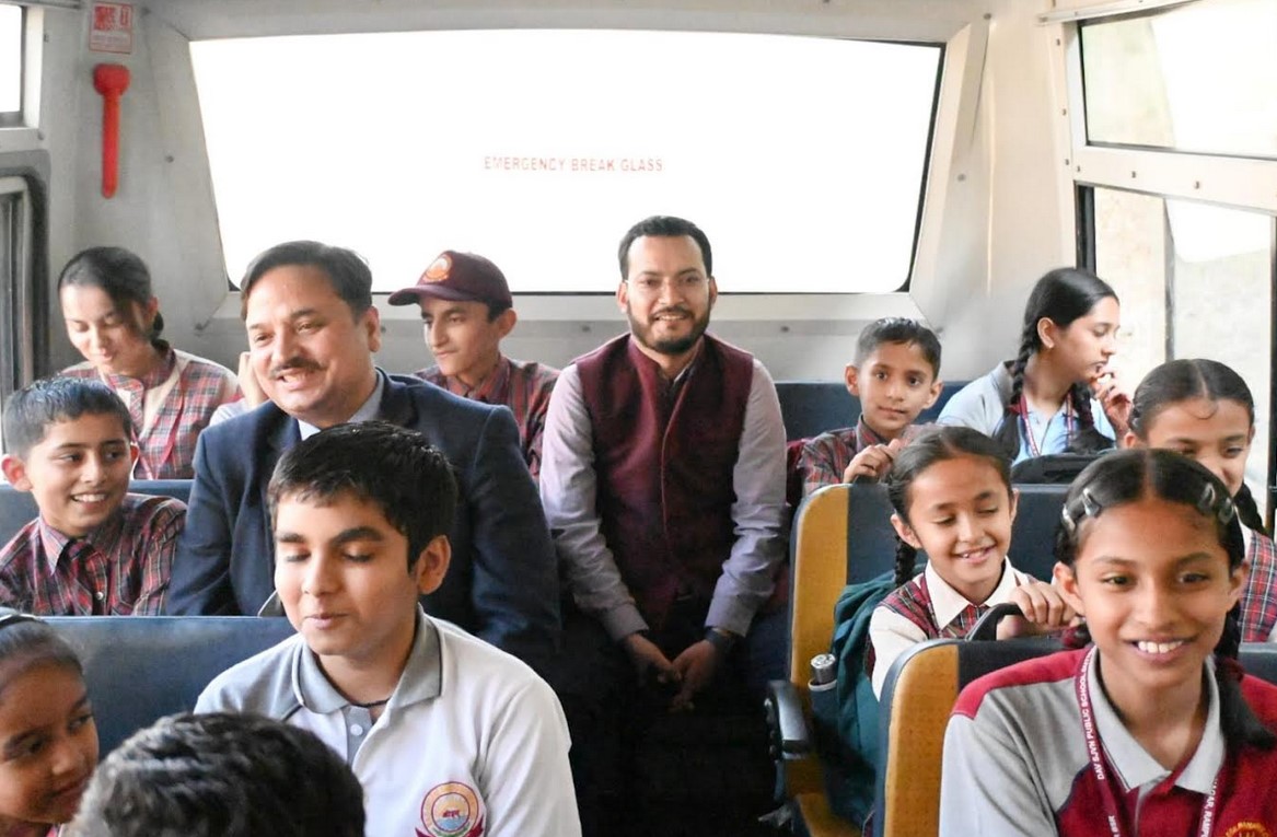 शिमला: उपायुक्त ने दत्तनगर में स्कूल बस का किया औचक निरीक्षण, बच्चों के साथ हुए रूबरू 