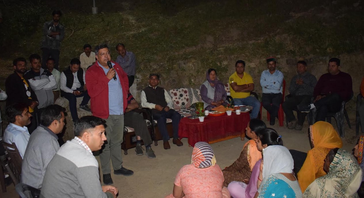 आशीष बुटेल ने चंदपुर में सुनी जनसमस्याएं, सड़क मरम्मत के लिए 7 लाख और समुदाय भवन निर्माण के लिए 3 लाख देने का किया ऐलान
