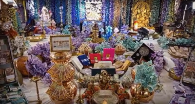 मध्यप्रदेश: महालक्ष्मी मंदिर को धन और आभूषणों से सजाया गया