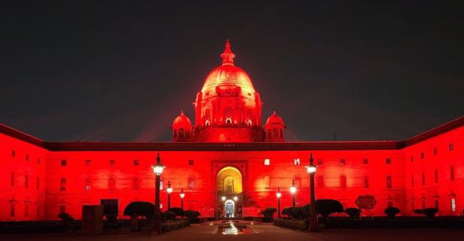 डिस्लेक्सिया जागरूकता के लिए राष्ट्रपति भवन, संसद और इंडिया गेट को लाल रोशनी में किया रोशन
