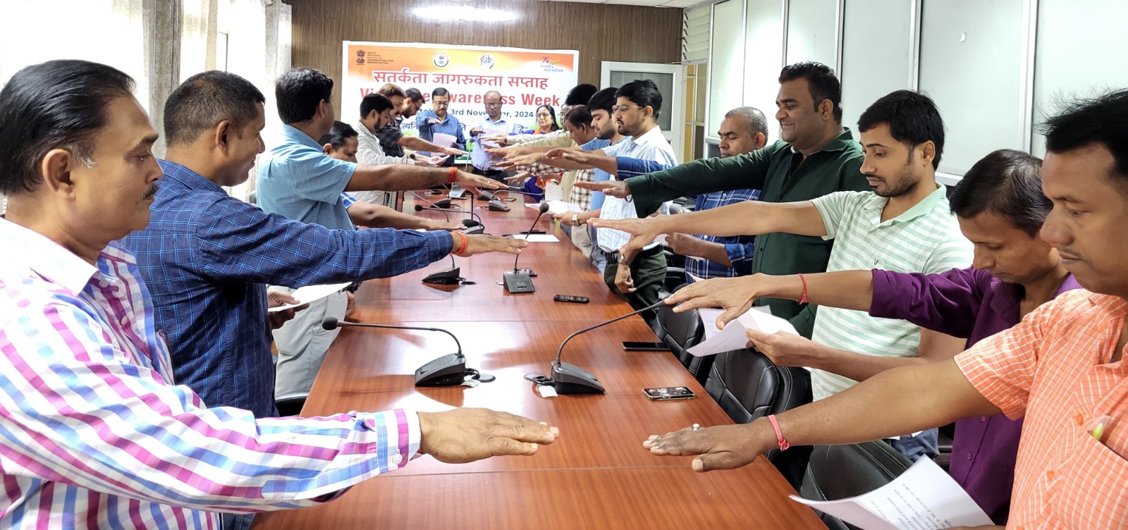 बिहार :  सतर्कता जागरुकता सप्ताह की शुरुआत, कर्मियों ने ली सत्यनिष्ठा की शपथ 