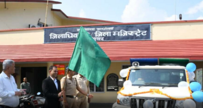  बागेश्वर के जिलाधिकारी  ने कूड़ा संग्रहण वाहनों को हरी झंडी दिखाकर रवाना किया