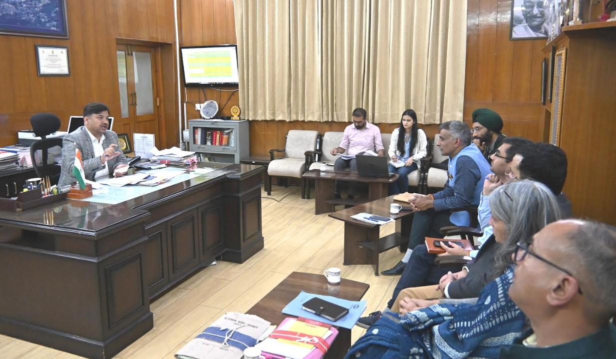 उपायुक्त शिमला अनुपम कश्यप ने की शिमला रोपवे के संबंध में अधिकारियों के साथ बैठक
