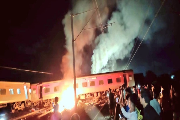 কাউৰাপেট্টাইত মহীশূৰ-দ্বাৰভাংগা বাগমতি এক্সপ্ৰেছ ৰে’লগাড়ী ৰে’ল লাইনৰ পৰা আঁতৰ