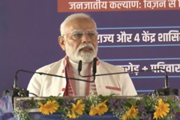 प्रधानमंत्री नरेंद्र मोदी ने झारखंड के हजारीबाग में 83,300 करोड़ रुपये से अधिक की विभिन्न परियोजनाओं का शिलान्यास और उद्घाटन किया