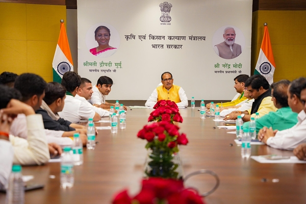 Union Minister Shivraj Singh Chouhan discusses farming issues with farmers