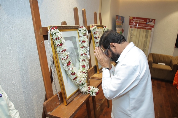 Maharashtra CM Pays Tribute to Mahatma Gandhi & Lal Bahadur Shastri