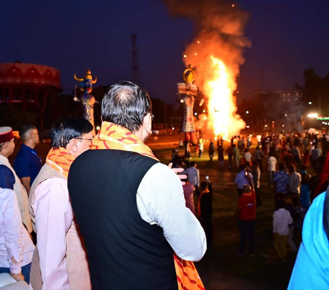 दशहरा पर्व प्रदेशभर में हर्ष और उल्लास के साथ मनाया गया, देहरादून के परेड मैदान में मुख्यमंत्री पुष्कर सिंह धामी ने हिस्सा लिया
