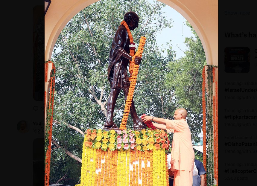 मुख्यमंत्री योगी आदित्यनाथ ने महात्मा गांधी की प्रतिमा पुष्पांजलि अर्पित की