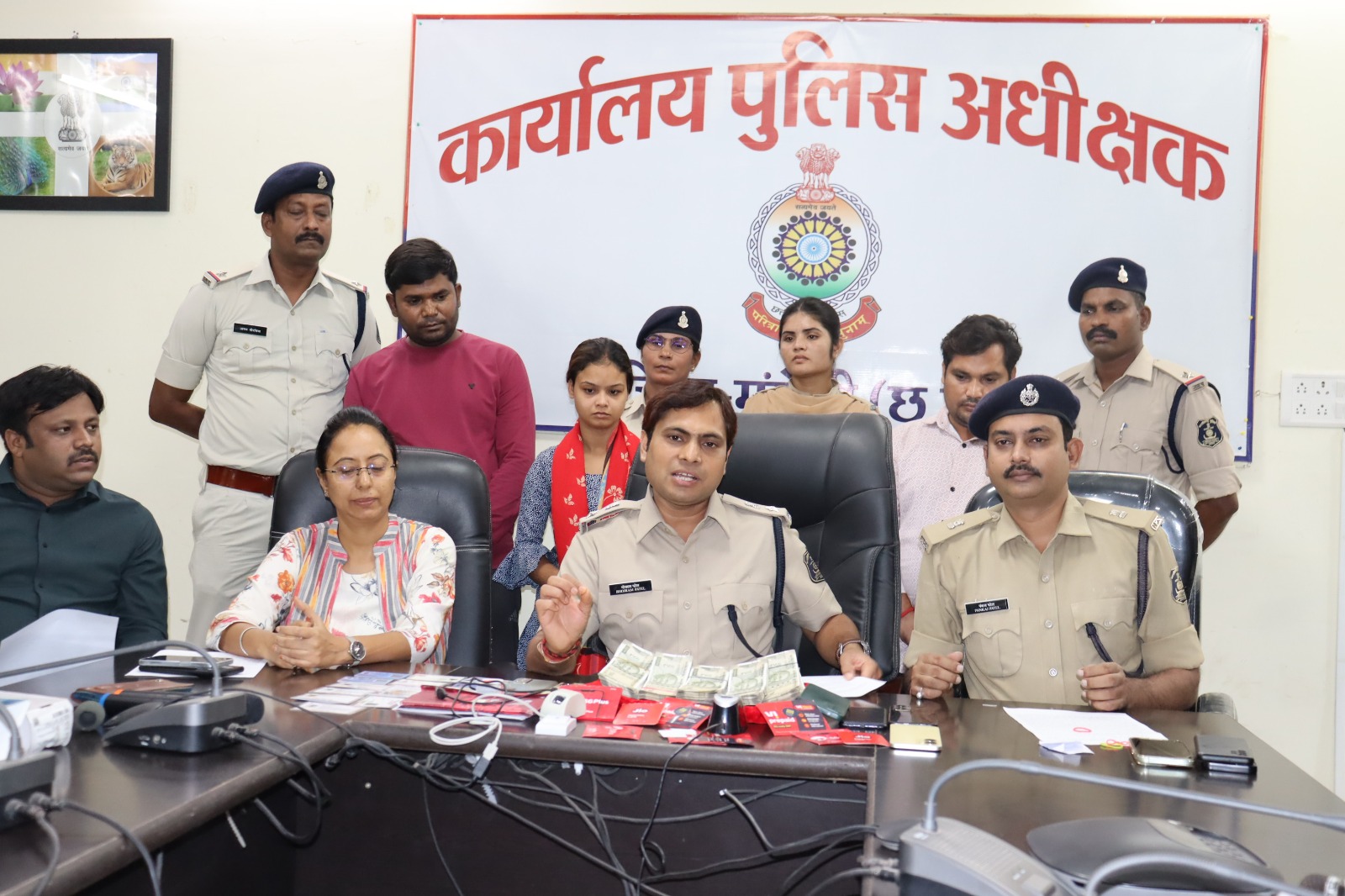 मुंगेली पुलिस ने अंतर्राज्यीय ठग गिरोह की एक महिला सहित तीन सदस्यों को दिल्ली से गिरफ्तार किया
