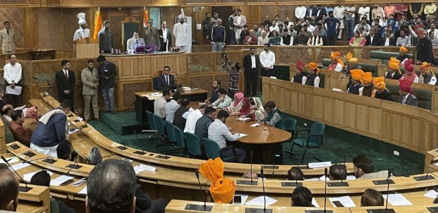 जम्मू-कश्मीरः प्रोटेम स्पीकर मुबारक़ गुल ने मुख्यमंत्री उमर अब्दुल्ला समेत नवनिर्वाचित सदस्यों को शपथ दिलाई