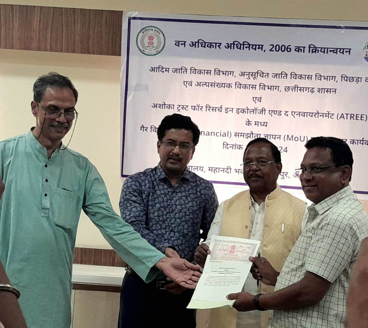 छत्तीसगढ़ में आदिम जाति तथा अनुसूचित जाति विभाग और स्वयं सेवी संस्था अशोका ट्रस्ट फॉर रिसर्च इन इकोलॉजी एण्ड एनवायरोमेंट के बीच एमओयू हुआ