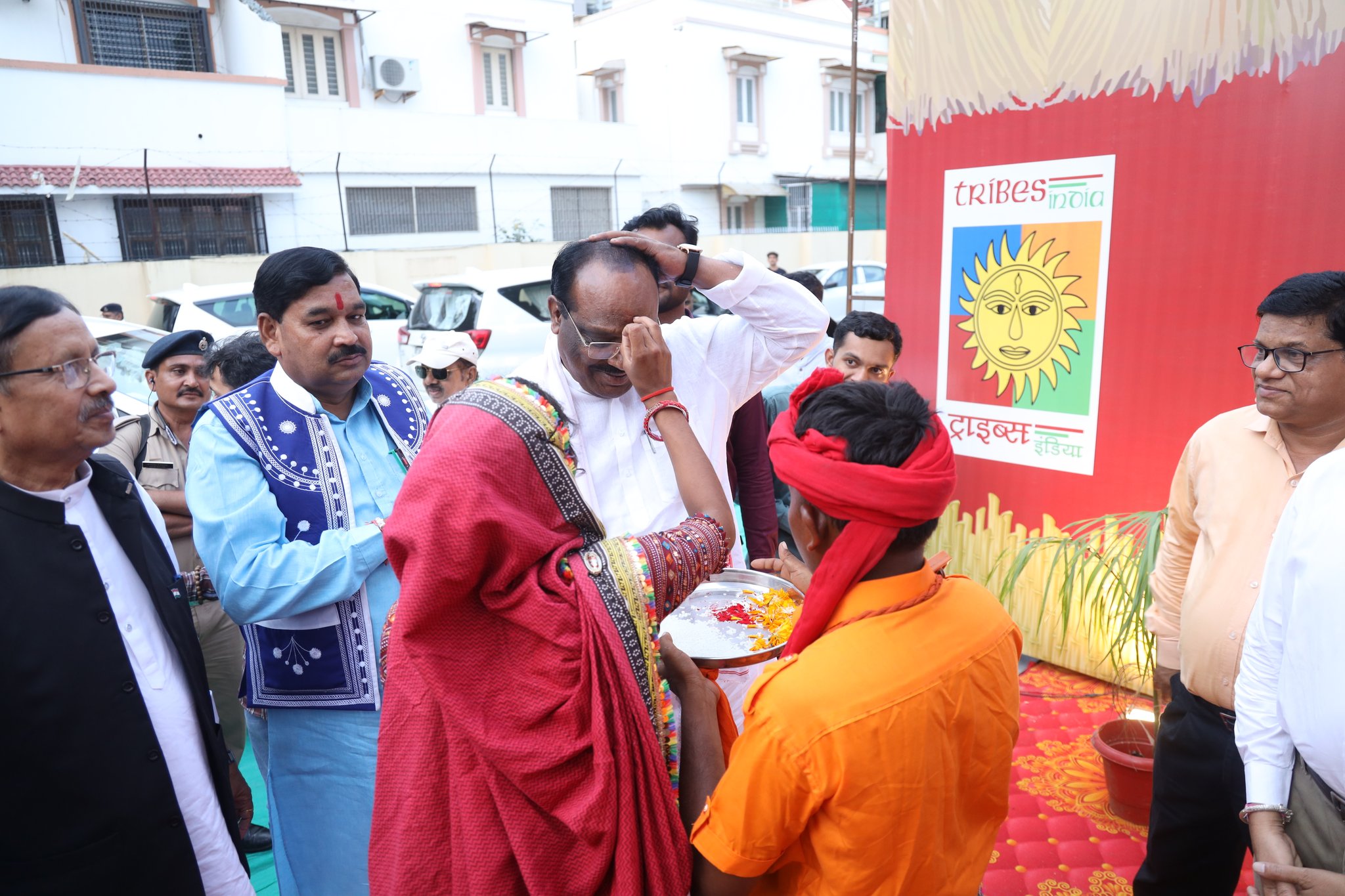 કેન્દ્રીય રાજ્યમંત્રી દુર્ગાદાસ ઉઇકેએ આજે આમદાવાદ હાટ ખાતે આદિ મહોત્સવનો પ્રારંભ કરાવ્યો છે