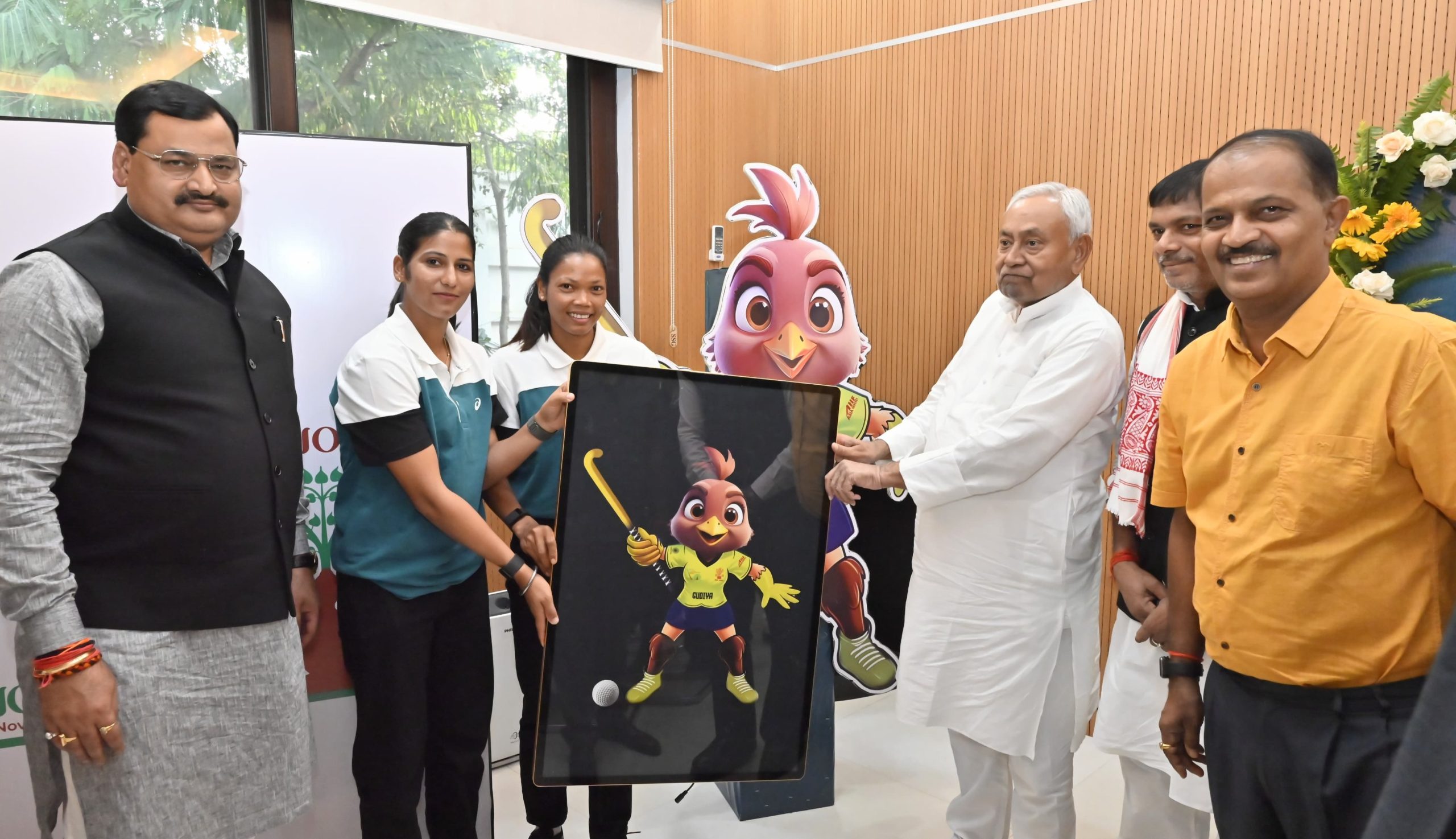 एशियन महिला हॉकी चैंपियनशिप के शुभंकर का मुख्यमंत्री नीतीश कुमार ने अनावरण किया