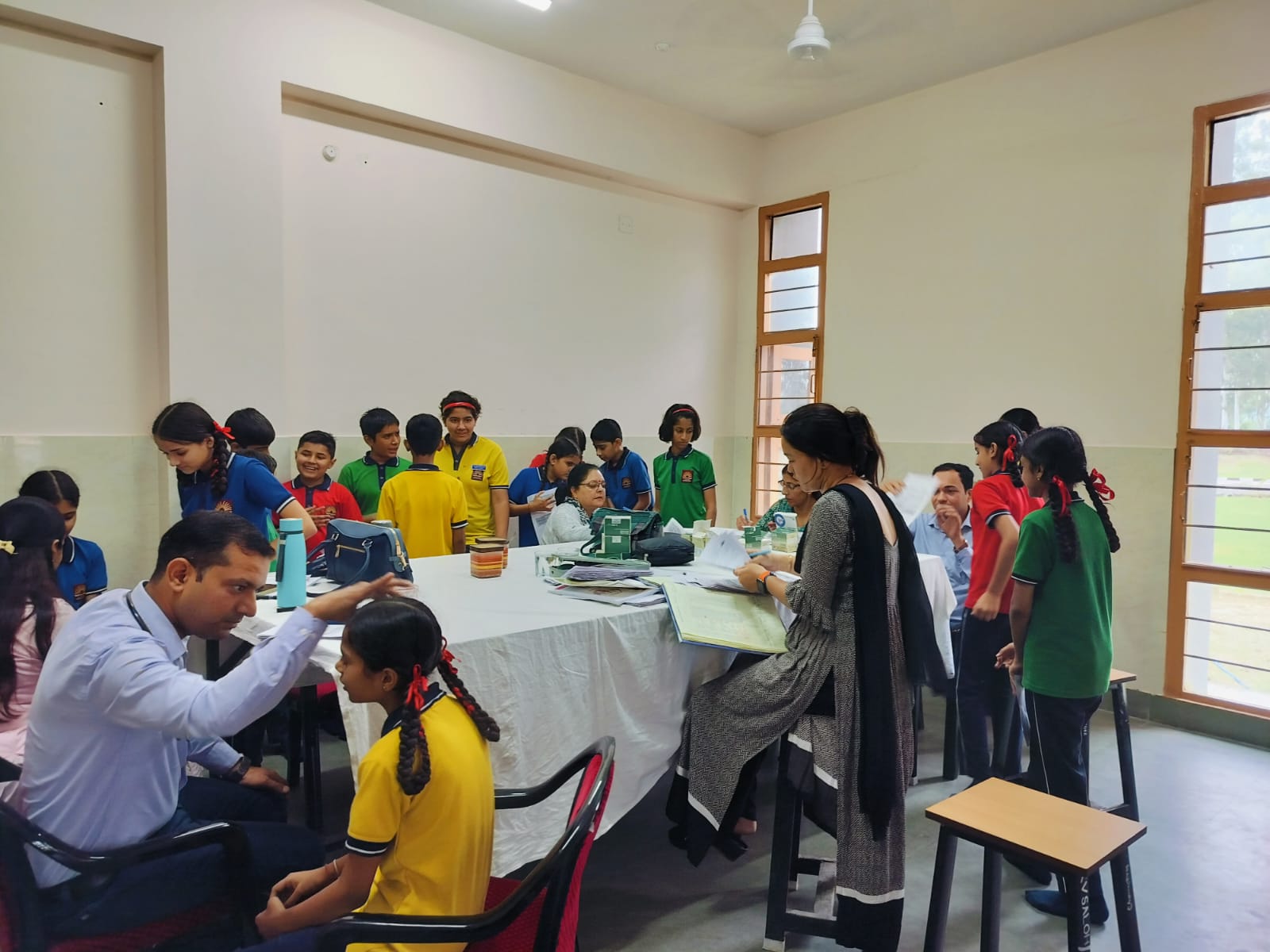केन्द्रीय विद्यालय सलोह में राष्ट्रीय बाल स्वास्थ्य कार्यक्रम के अंतर्गत सभी विद्यार्थियों का वार्षिक चिकित्सा निरीक्षण किया गया