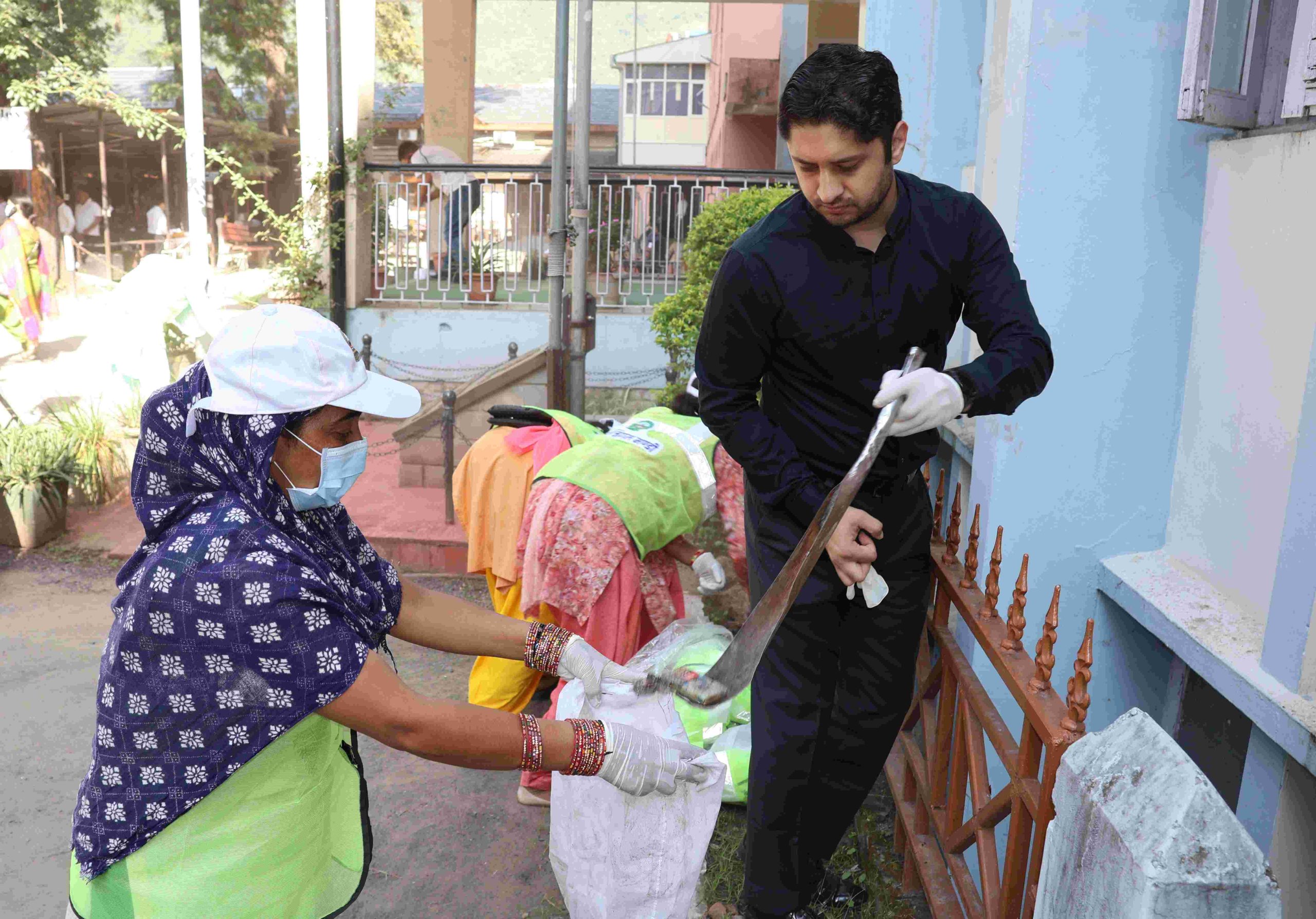 उपायुक्त कार्यालय परिसर में सफाई अभियान चलाया गया