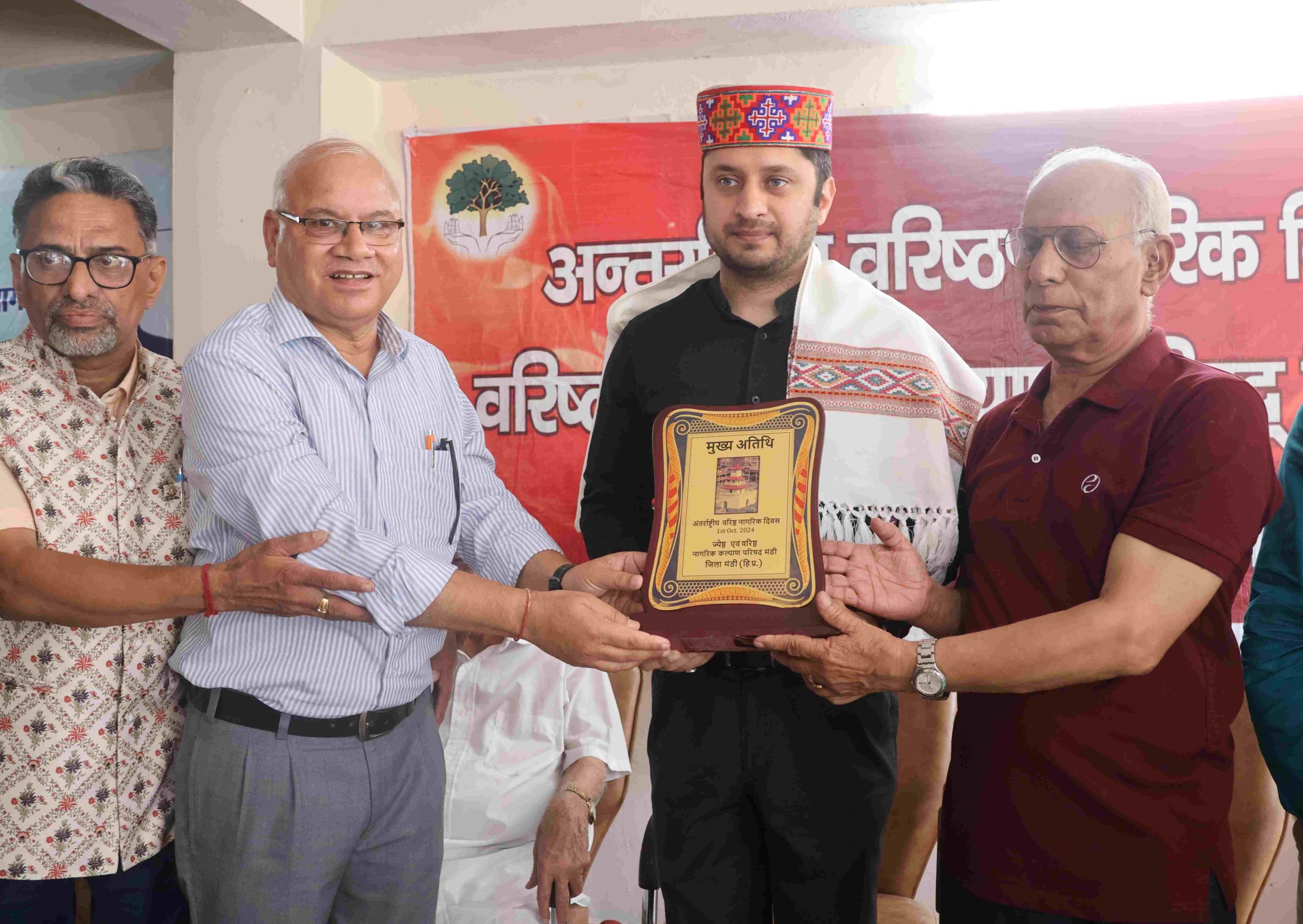 अंतर्राष्ट्रीय वृद्धजन दिवसः  उपायुक्त-मंडी अपूर्व देवगन ने 80 वर्ष से अधिक आयु के वरिष्ठ नागरिकों को सम्मानित किया