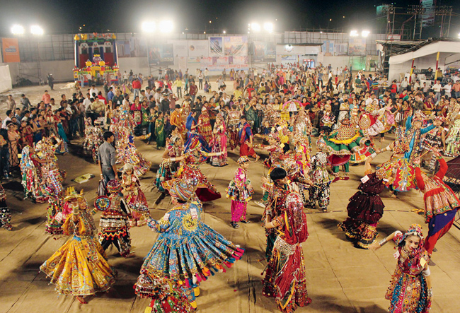 गुजरात में धार्मिक आस्‍था और उत्साह के साथ नवरात्रि-पर्व का शुभारम्भ