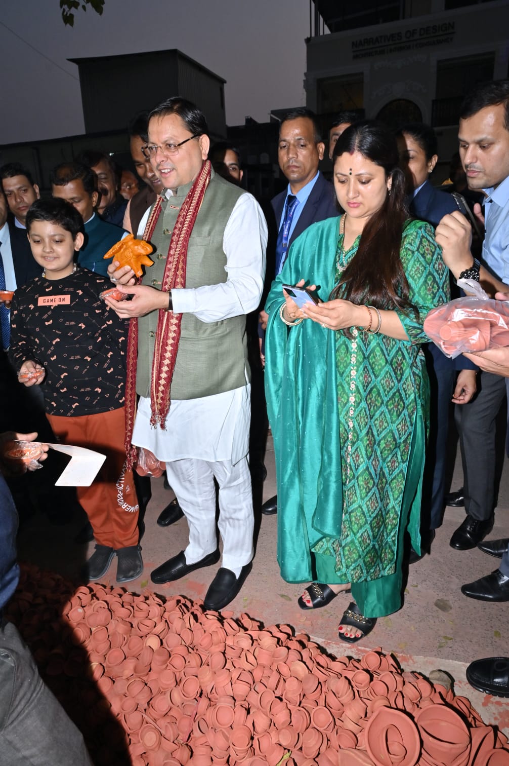 उत्तराखंड के मुख्यमंत्री पुष्कर सिंह धामी ने लोगों से वोकल फॉर लोकल के तहत हस्तनिर्मित स्थानीय उत्पाद खरीदने की अपील की