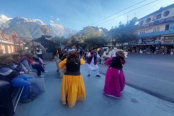 प्रदेश के नैमेतिक कलाकारों द्वारा किन्नौर में जिला आपदा प्रबंधन प्राधिकरण के सौजन्य से जागरूकता कार्यक्रमों का आयोजन