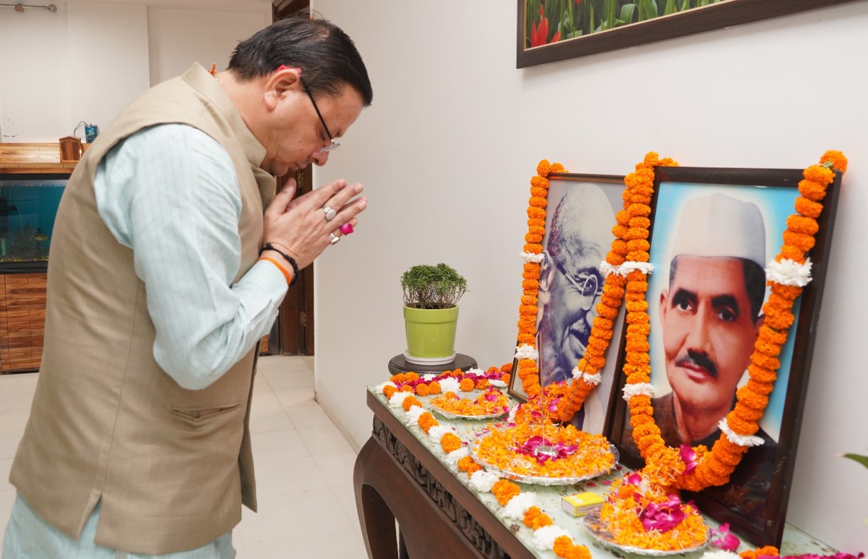 राज्यपाल लेफ्टिनेंट जनरल गुरमीत सिंह और मुख्यमंत्री पुष्कर सिंह धामी ने राष्ट्रपिता महात्मा गांधी की जयंती पर श्रद्धांजलि अर्पित की