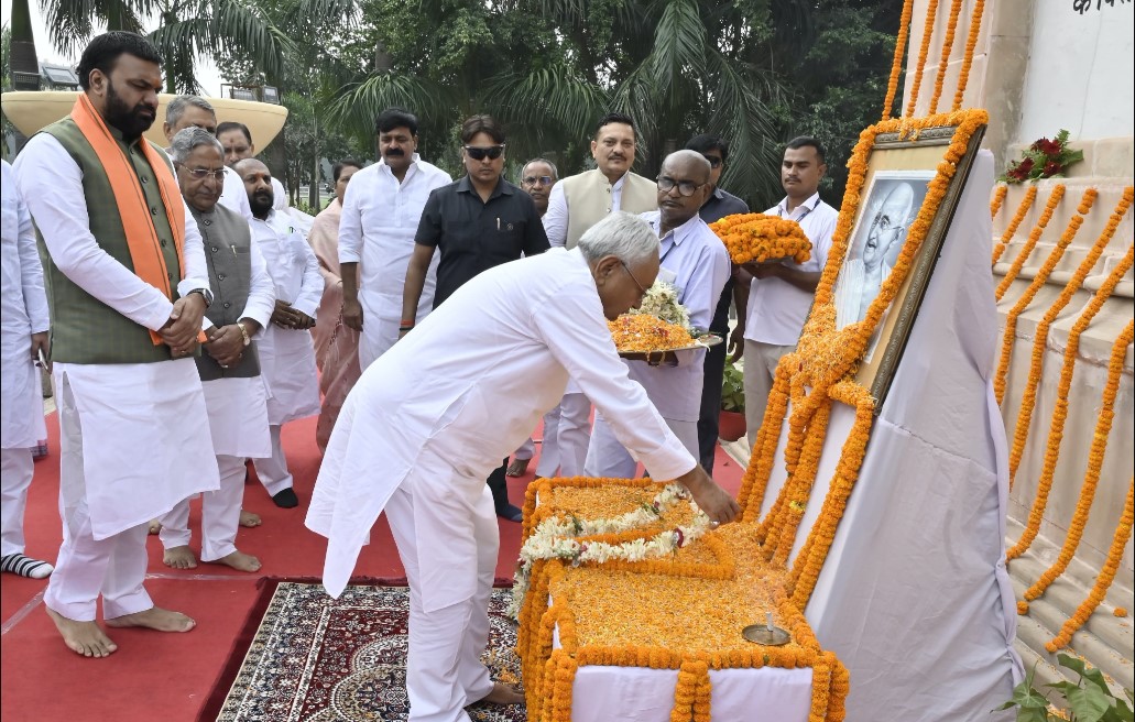 कृतज्ञ राष्ट्र आज राष्ट्रपिता महात्मा गांधी को उनकी 155वीं जयंती पर अर्पित कर रहा है श्रद्धांजलि