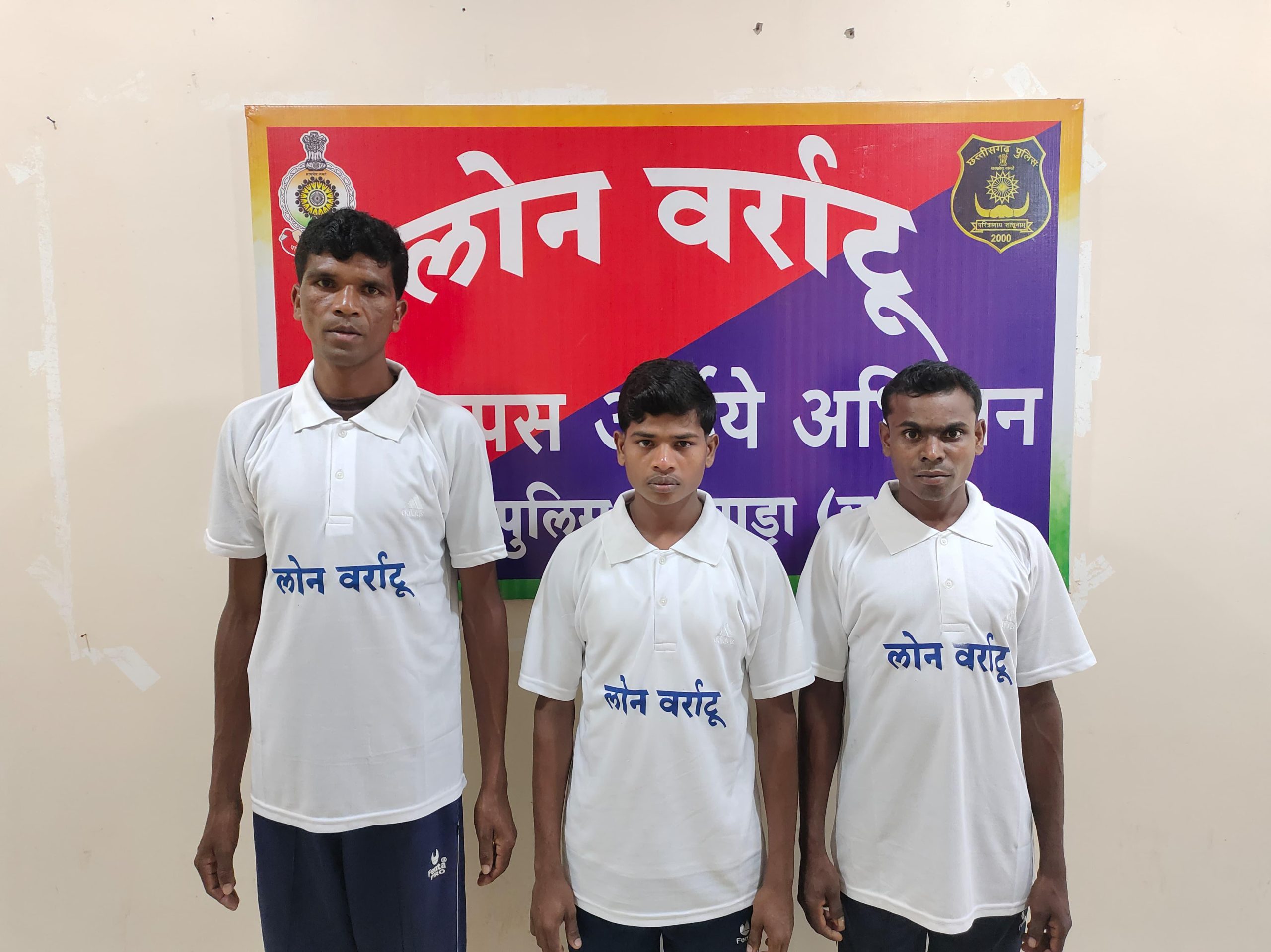 छत्तीसगढ़ के दंतेवाड़ा में पुलिस अधीक्षक गौरव राय के समक्ष 3 माओवादियों ने आत्मसमर्पण किया