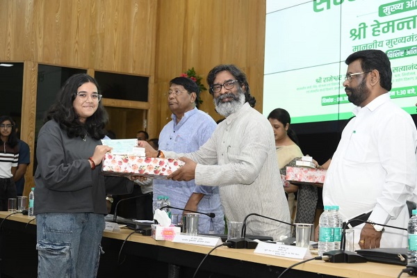 मुख्यमंत्री हेमंत सोरेन ने झारखंड शिक्षा परियोजना परिषद के नव नियुक्त अभ्यर्थियों को प्रदान किया नियुक्ति पत्र