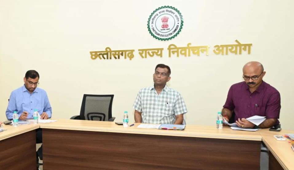 राज्य निर्वाचन आयुक्त अजय सिंह की अध्यक्षता में रायपुर में स्थानीय निकाय चुनावों की तैयारियों को लेकर बैठक आयोजित