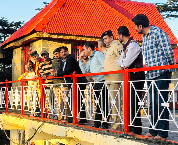 उपायुक्त शिमला अनुपम कश्यप ने जाखू मंदिर में दशहरा मेला की तैयारियों का जायजा लिया