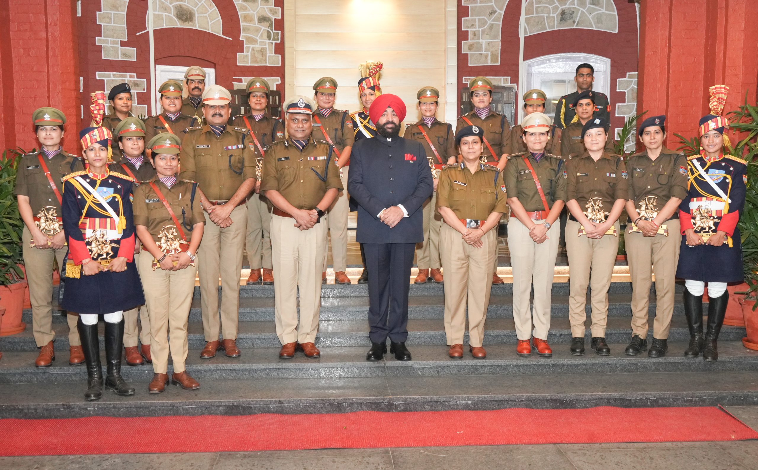 रैतिक परेड का नेतृत्व करने वाली महिला कमांडर सम्मानित