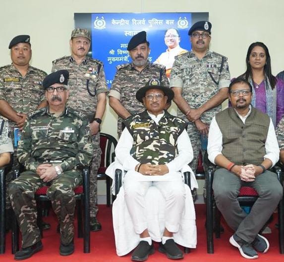 मुख्यमंत्री विष्णुदेव साय ने अपने बस्तर प्रवास के दौरान सोमवार की रात केंद्रीय रिजर्व पुलिस बल-सीआरपीएफ के सेडवा कैंप में जवानों से मुलाकात कर रात्रि विश्राम किया