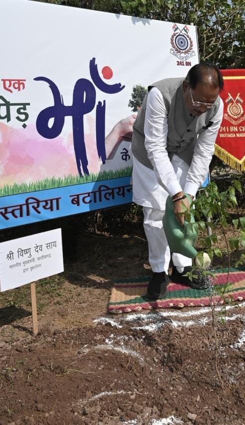मुख्यमंत्री विष्णुदेव साय ने बस्तर प्रवास के दौरान सीआरपीएफ बस्तरिया बटालियन के परिसर में “एक पेड़ मां के नाम“ अभियान के तहत नीम का पौधा लगाया